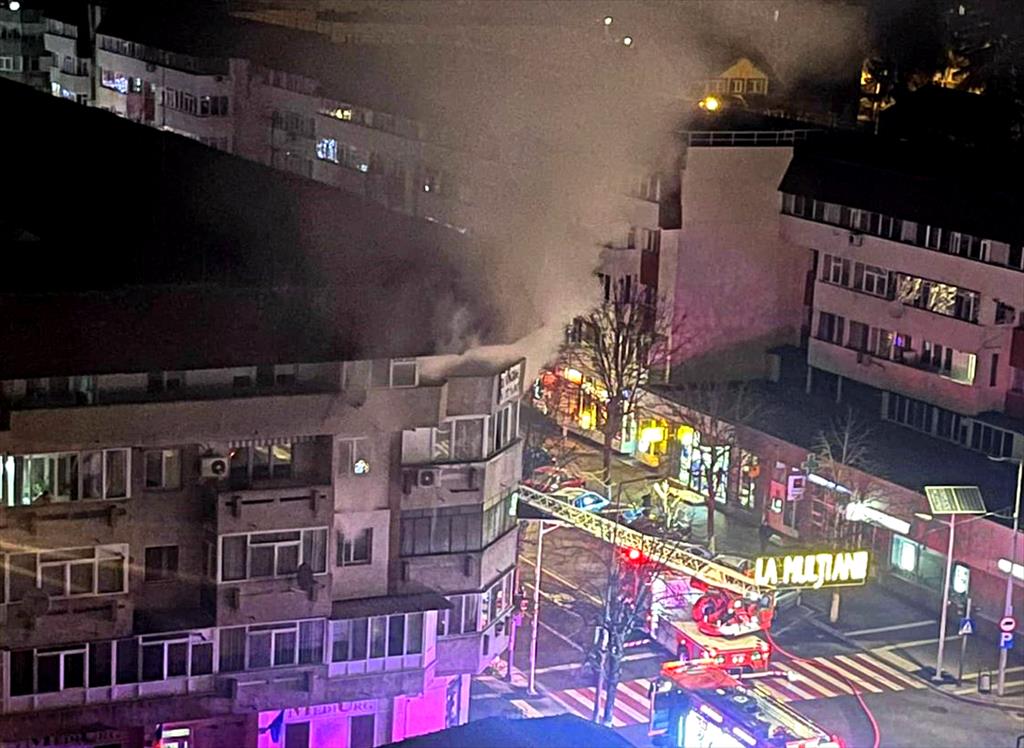 Incendiu la un bloc din Câmpina. O persoană a decedat, 22 persoane au fost evacuate