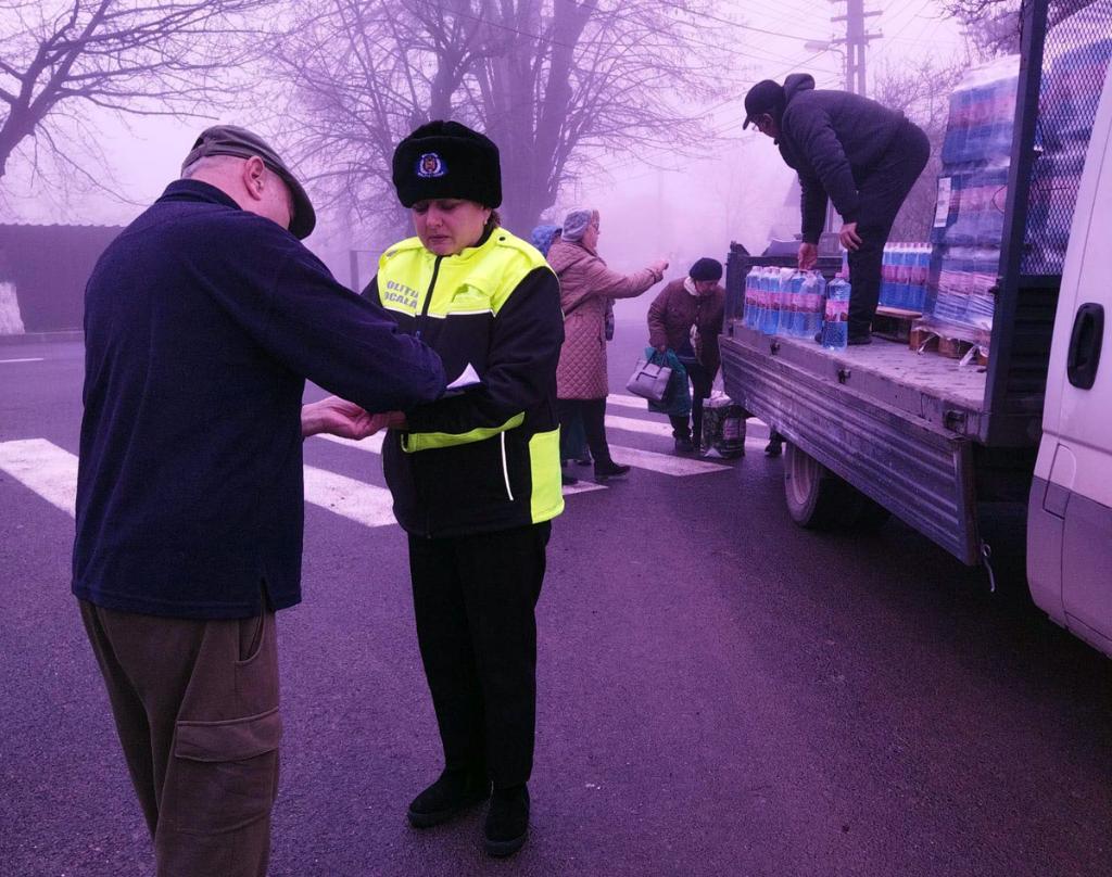 De la ora 16.00, în curtea Poliției Locale Câmpina se distribuie apă potabilă îmbuteliată