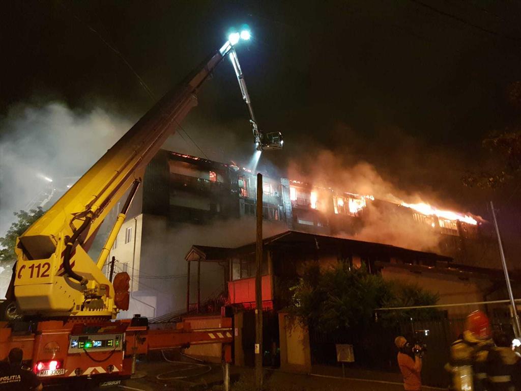 Incendiu la acoperișul unui bloc de pe Strada 1 Mai, din Câmpina. 25 de persoane au fost evacuate