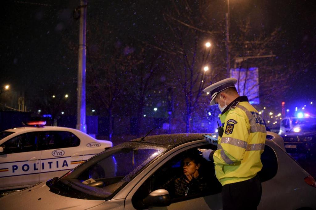 Ce face băutura din om? A vrut să fugă de polițiști cu... bicicleta!