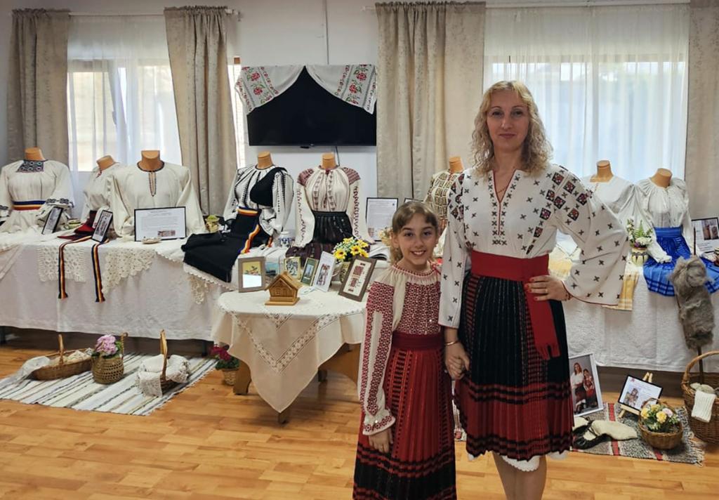 Superbă colecția etnografică a Elenei Stoian, expusă la Sala Praznicală a Bisericii “Sfânta Treime” din Câmpina, de Ziua Universală a Iei