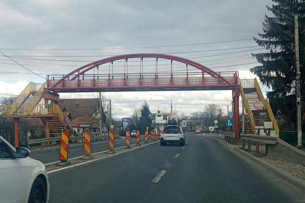 În sfârșit, a fost montată pasarela peste DN1 de la Bănești