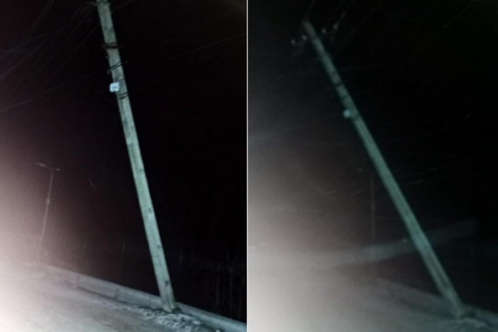 Vântul a aplecat mai mulți stâlpi de iluminat public din beton și la Pietriceaua