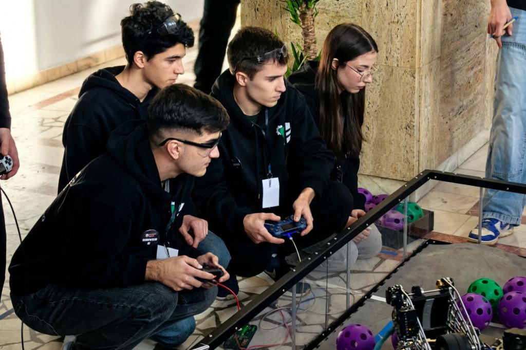 Echipa de robotică Undefined Câmpina, premiată la First Tech Challenge