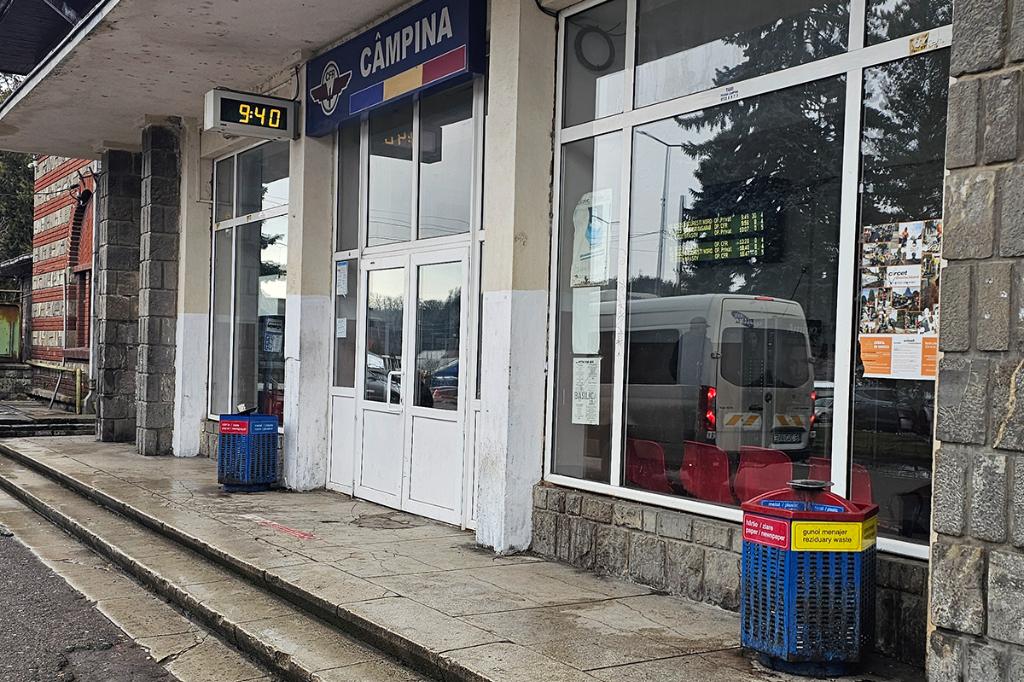 Gara Câmpina, un loc murdar și trist. Din ce în ce mai trist...