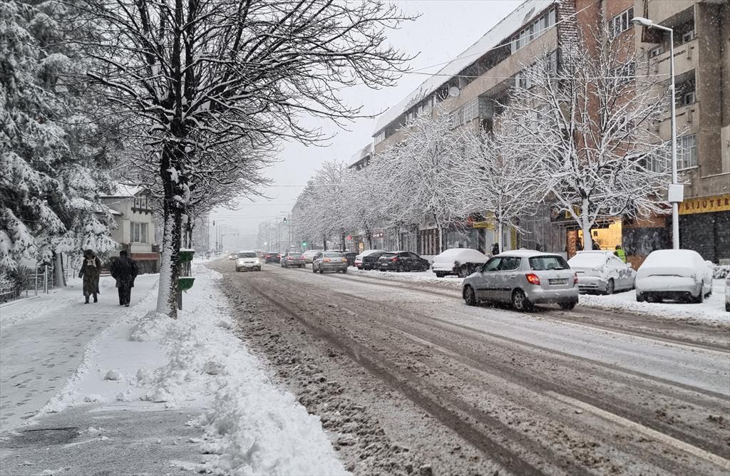Câmpina, prima zăpadă din 2023. Autoritățile susțin că au intervenit prompt. Probleme în localitățile limitrofe