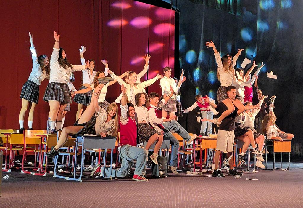 “Six Seven”, un musical despre cuvinte care rănesc și prietenii care salvează. Încă o lecție oferită de Atelierul Actorului din Câmpina