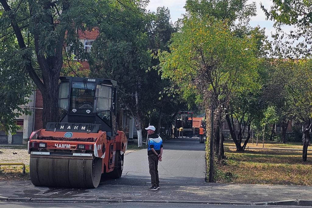 A fost asfaltată aleea din fața blocului de garsoniere de la Căminul Petrol