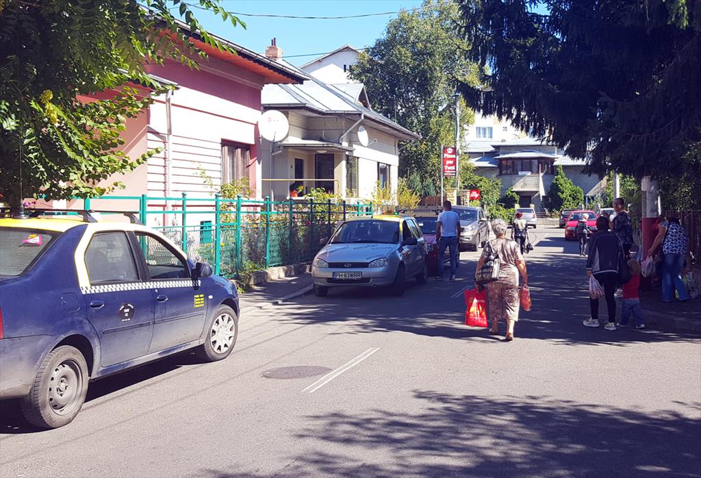 Taximetriştii din Telega şi-au făcut staţie ilegală în Câmpina, în apropierea pieței