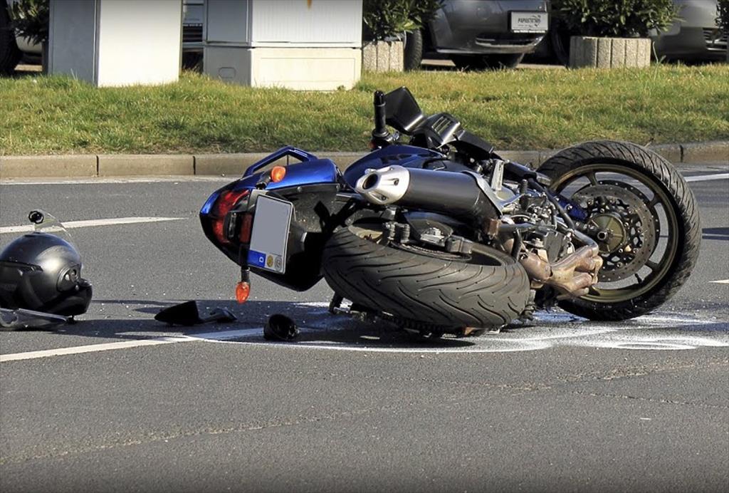 O motocicletă a fost acroșată de un autoturism pe DN1, la Florești. Un tânăr de 18 ani a ajuns la urgențe