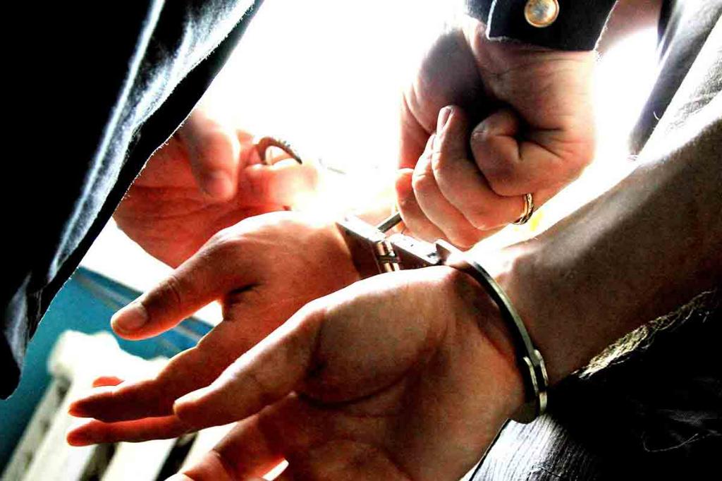 Un tânăr de 22 ani a părăsit și incendiat imobilul stabilit pentru măsura arestului la domiciliu