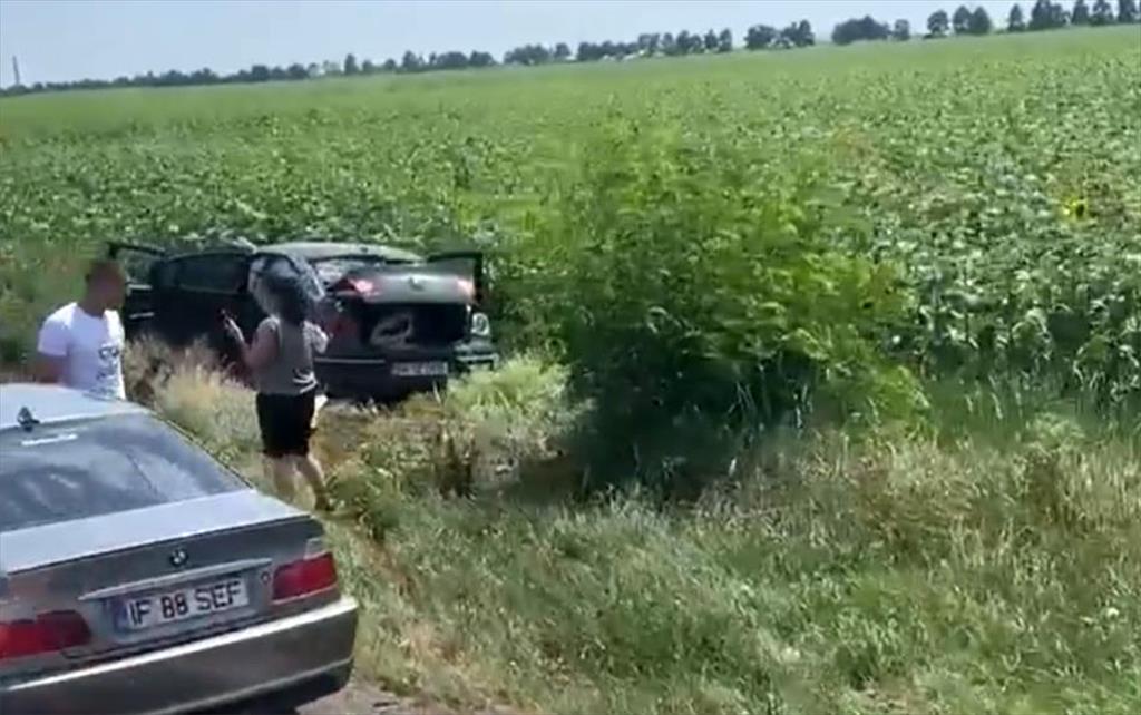 Accident spectaculos pe DN1, în apropiere de Câmpina. O mașină a ajuns în... porumb
