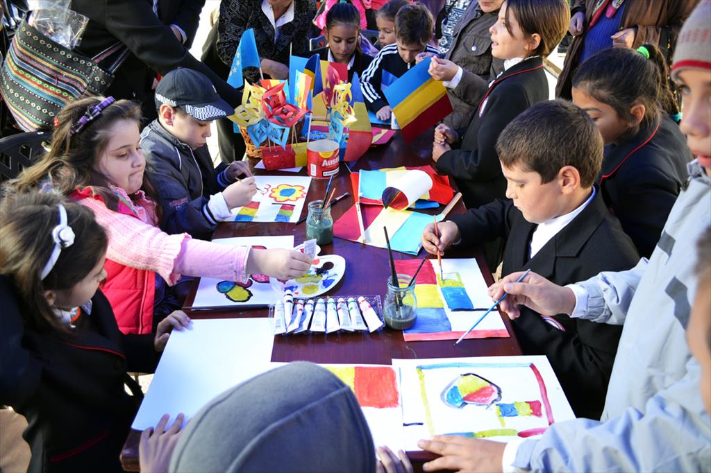Concurs de desene și eseuri pentru elevii câmpineni, cu ocazia Zilei Naționale a României