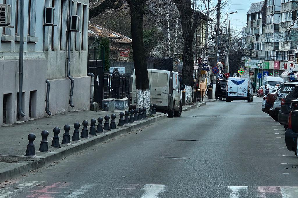 Pe Strada Mihai Eminescu nu se va mai putea parca pe trotuarul din dreptul Colegiului „Grigorescu”