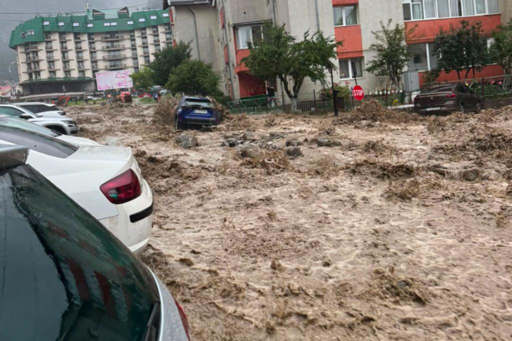 ISU Prahova continuă intervențiile în zona Bușteni. A fost evacuată apa din albia pârâului Jepi