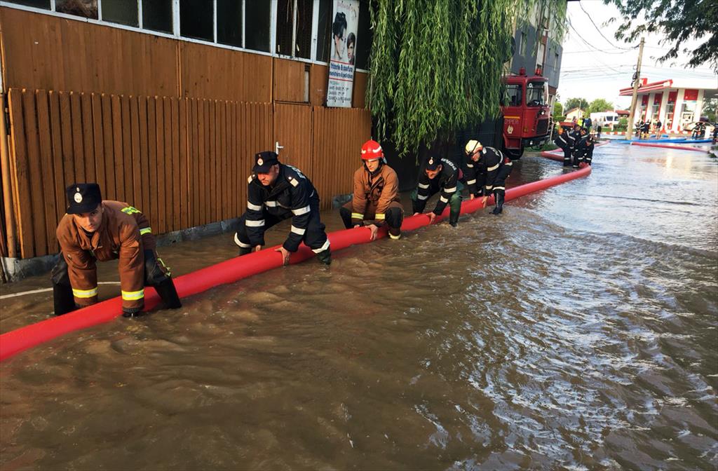 Inundații în mai multe localități din Prahova. Pompierii militari au intervenit aproape non-stop în ultimele 24 de ore