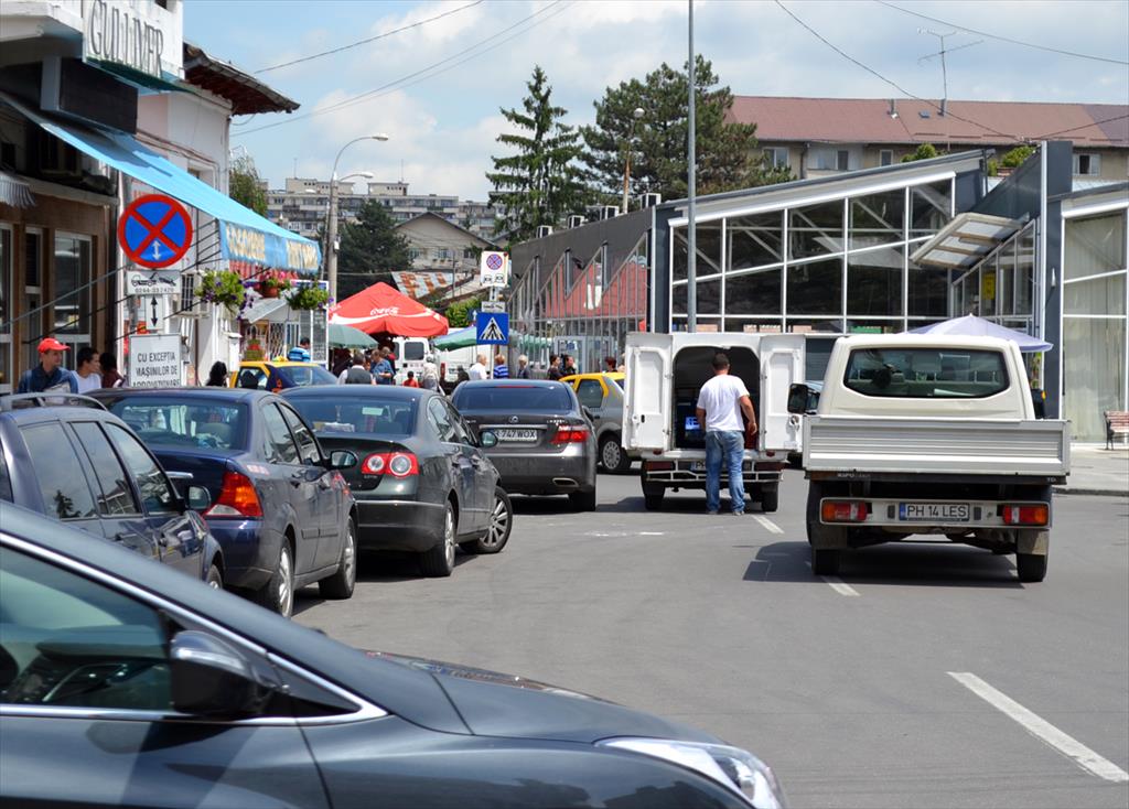 Municipiul Câmpina are 857 locuri de parcare și... 13.000 autovehicule