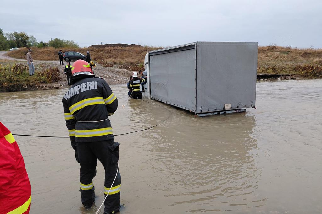 Un autovehicul a rămas blocat în albia râului Teleajen
