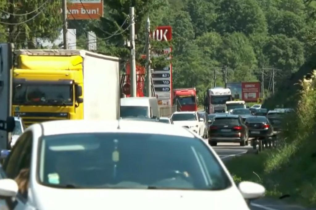 Trafic blocat pe DN1, la Posada, din cauza unui... cablu electric
