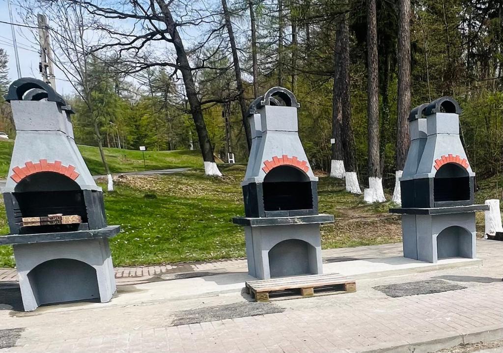 Noile grătare de la Fântâna cu Cireși din Câmpina vor deveni funcționale la 1 Mai. Nu pot fi utilizate de Paște