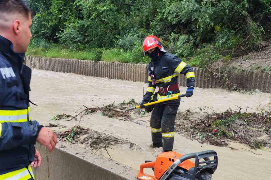 Restricții pe DN1 din cauza aluviunilor aduse de ploi la Comarnic și Nistorești