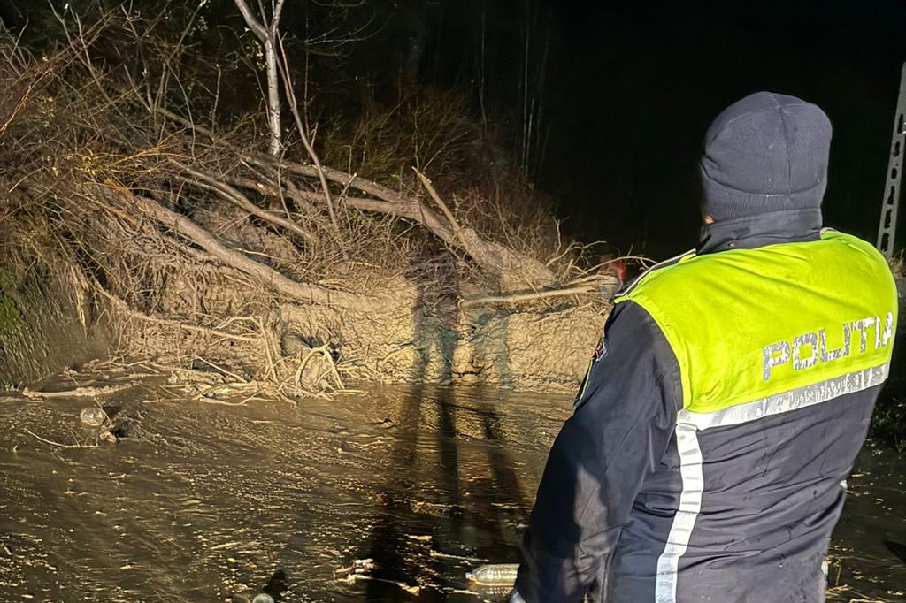 Alunecare de teren la Șotrile. Drumul județean Câmpina - Valea Doftanei este blocat