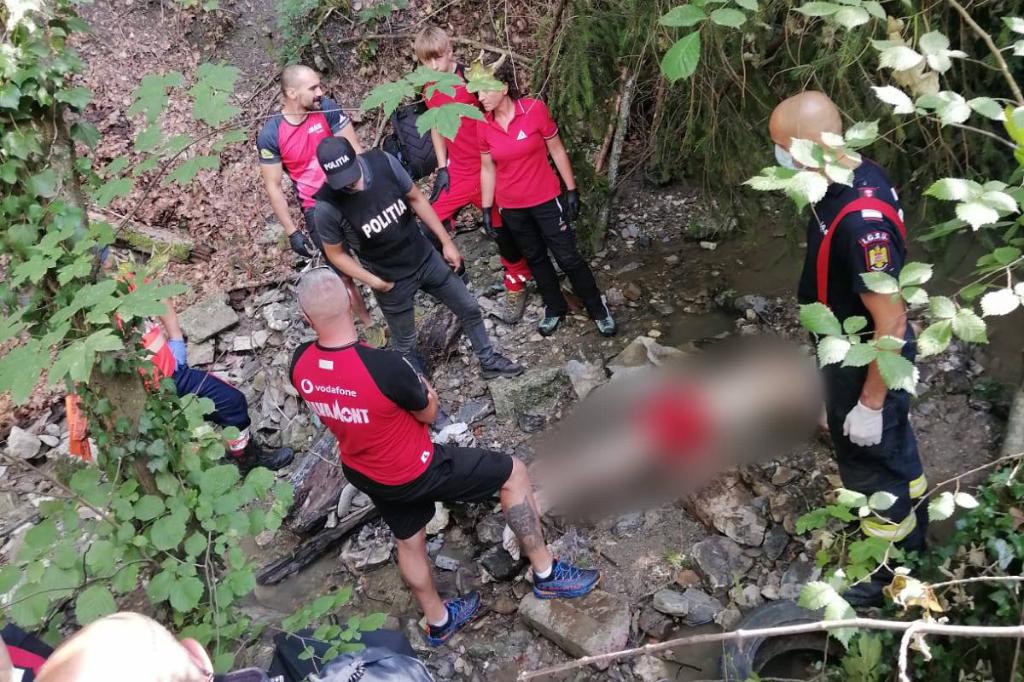 Salvatorii montani din Sinaia au ajutat la aducerea unui bărbat găsit mort într-o zonă greu accesibilă