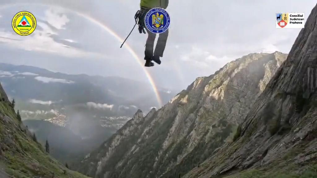 Imagini extrem de spectaculoase de la intervenția salvamontiștilor prahoveni în peretele Văii Albe din Bucegi