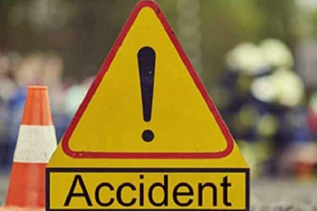 Patru mașini implicate într-un accident pe o șosea din Prahova. O femeie de 25 ani a ajuns la spital