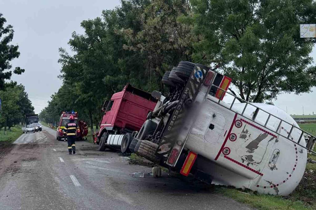 O autocisternă încărcată cu ciment s-a răsturnat la Băicoi