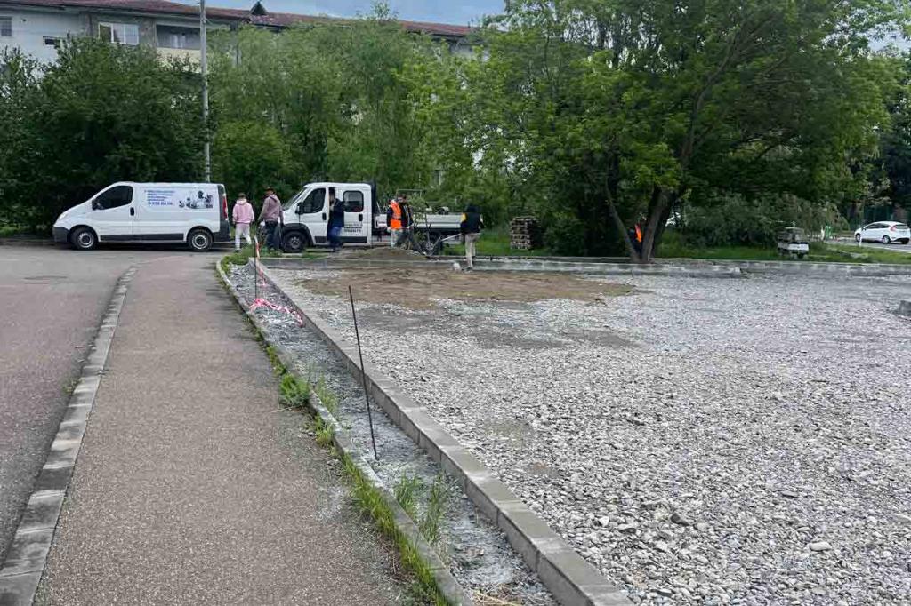 S-au reluat lucrările la parcarea de pe Strada Erupției
