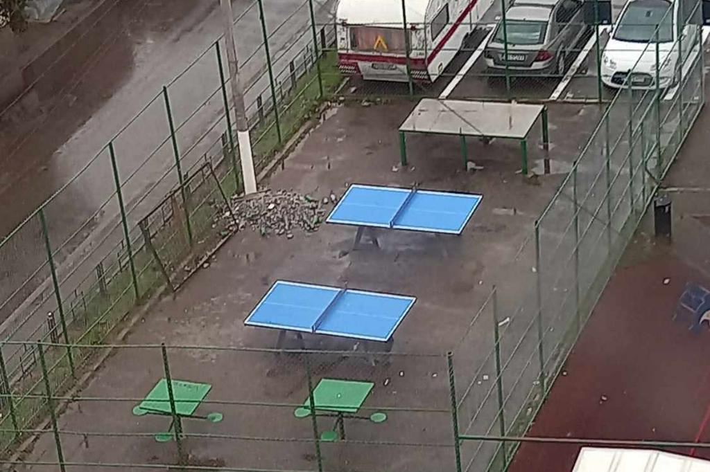 Locurile de joacă dintre blocuri, între dorința seniorilor de liniște și nevoia copiilor de a ”bate mingea”