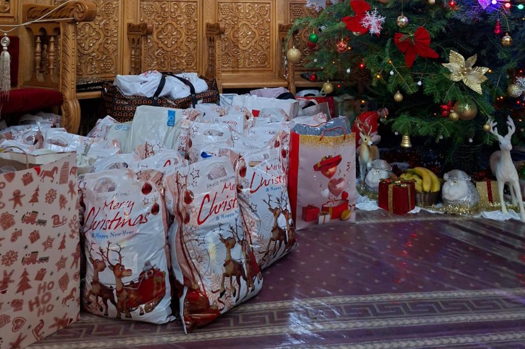 Enoriașii Parohiei din Provița de Sus au strâns haine și dulciuri pentru copiii de la Școala pentru Deficienți de Vedere Buzău