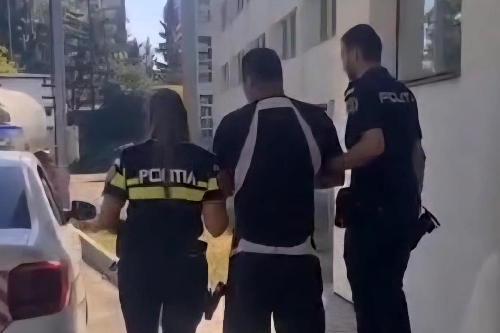 În Prahova, doi bărbați au fost reținuți de poliție după percheziții într-un dosar de șantaj