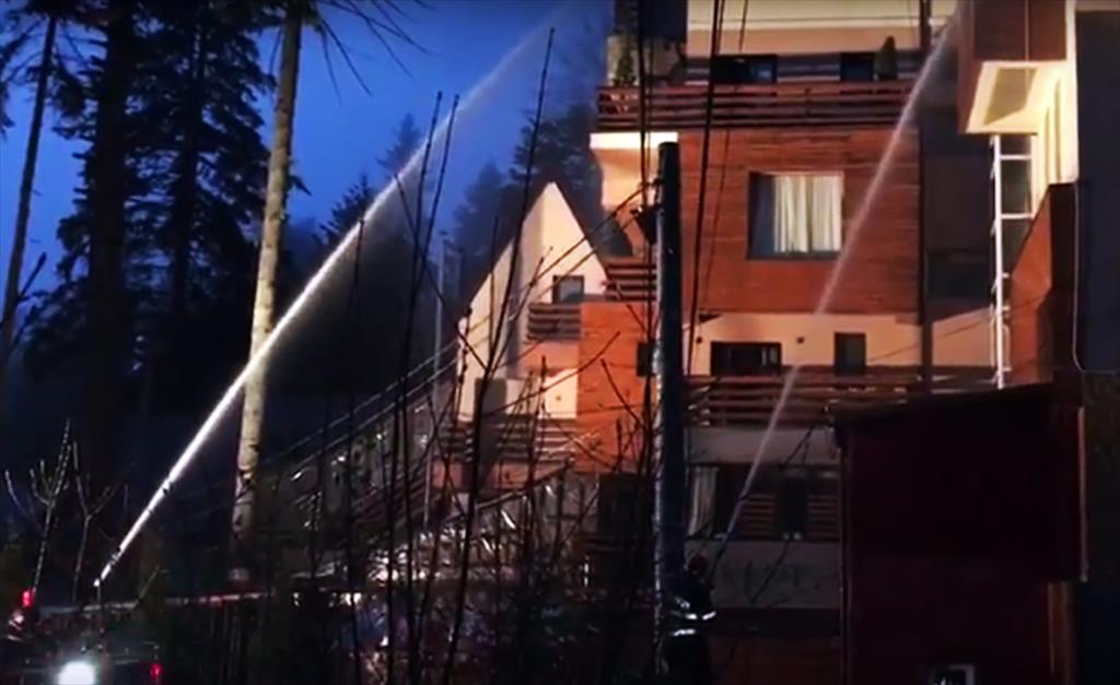 Incendiu la Hotelul Ioana din Sinaia. 50 de persoane au fost evacuate
