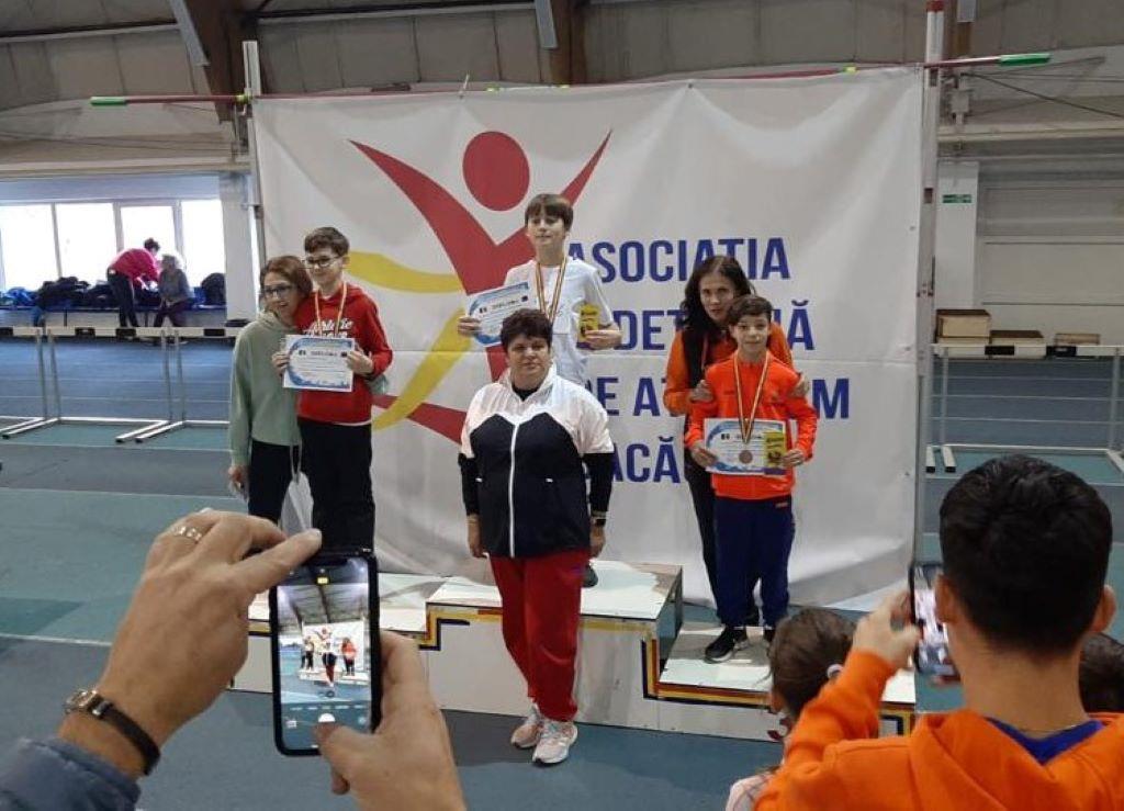 Opt medalii pentru cei mai mici atleți câmpineni la Cupa de Iarnă, de la Bacău