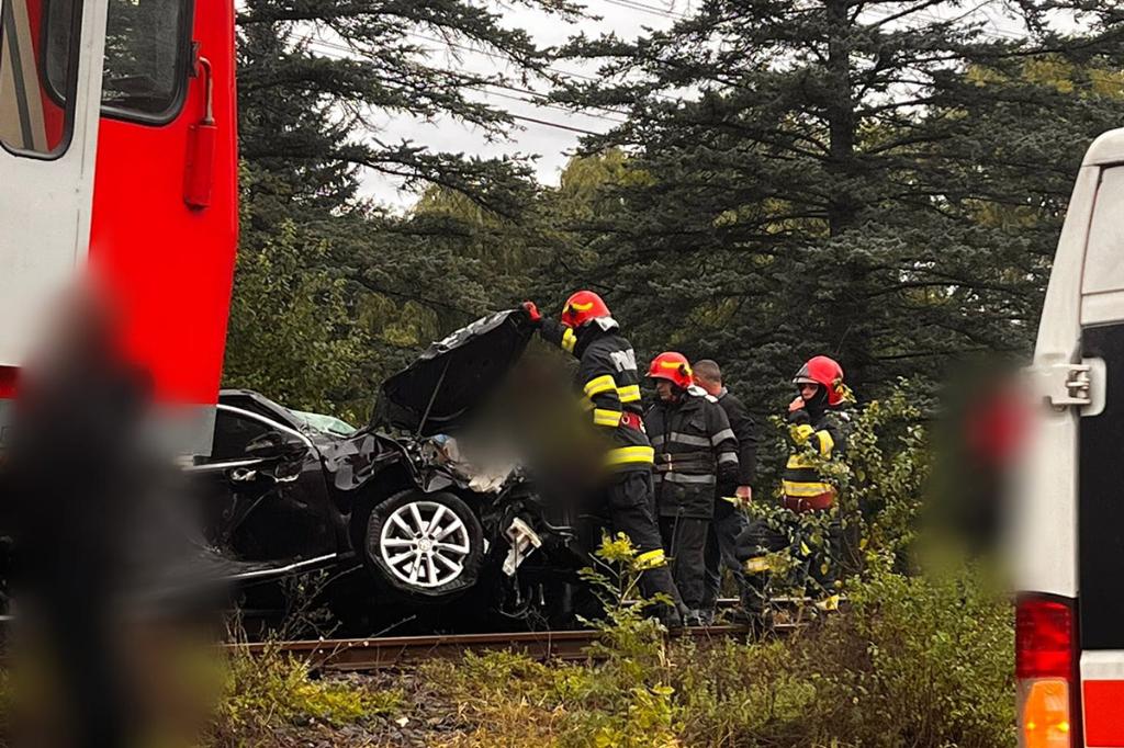 O mașină a fost lovită de tren, în Prahova. În mașină erau cinci persoane