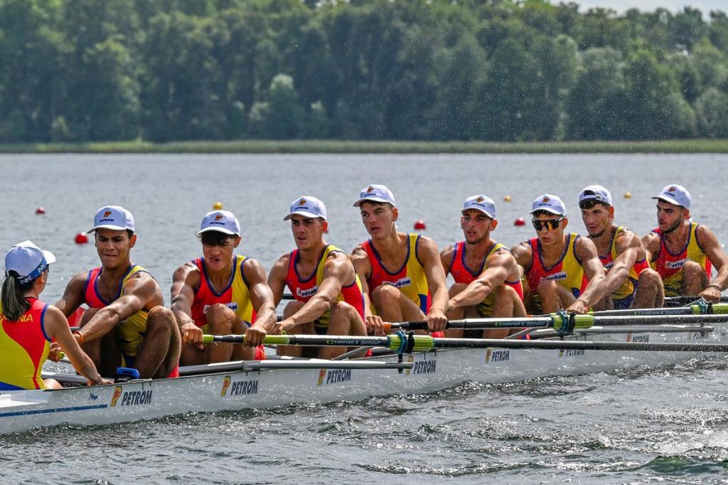 Alexandru Pădure și colegii din echipajul 8+1, în finala Campionatelor Mondiale de Canotaj Under 19 din Lituania