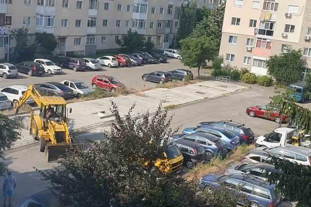 În cartierul Turnătoriei din Câmpina se lucrează la refacerea parcării