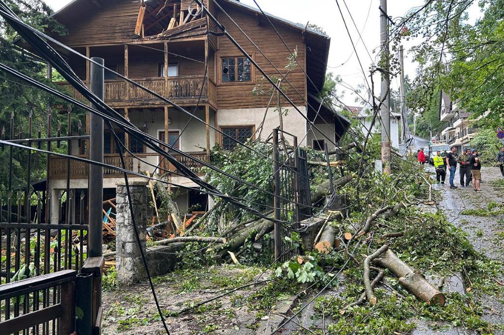 Bilanț provizoriu după urgia de la Sinaia - peste 50 intervenții ISU și 14 victime