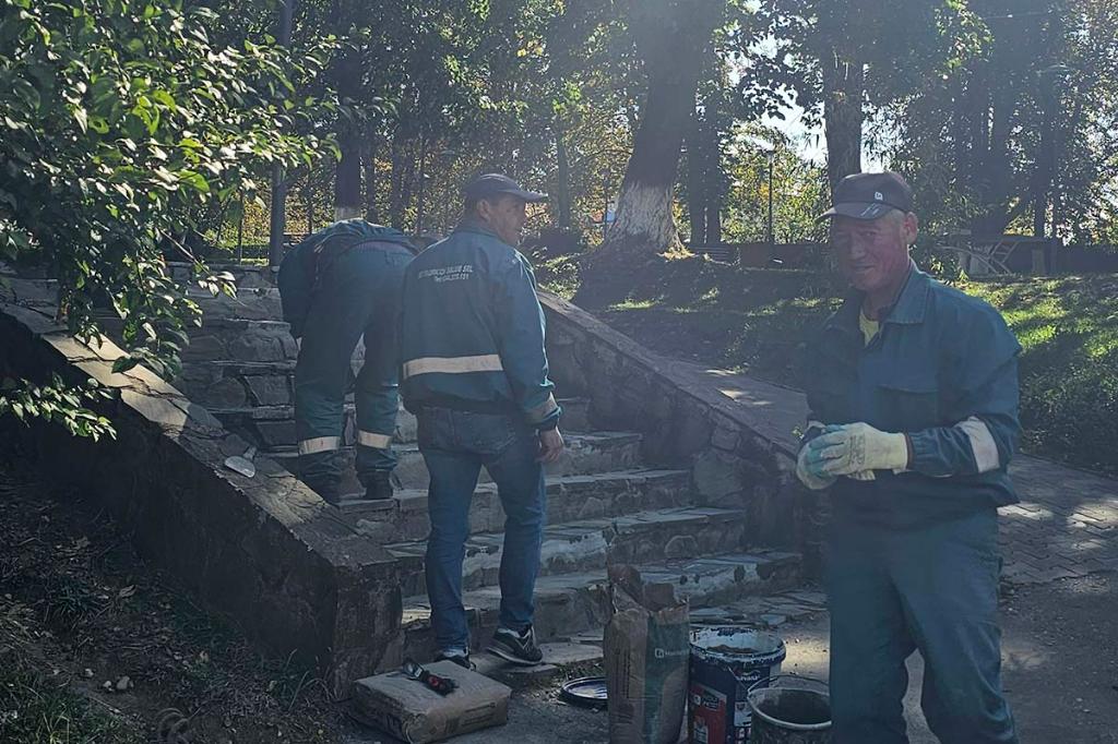 Se lucrează la repararea scărilor din parcul de la Lacul Bisericii