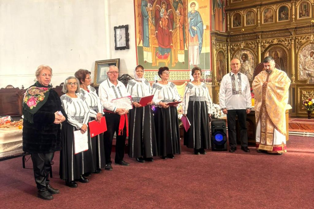 Grupul ”Dor, doruleț” al CAR Pensionari Câmpina a colindat la biserica din satul Buștenari