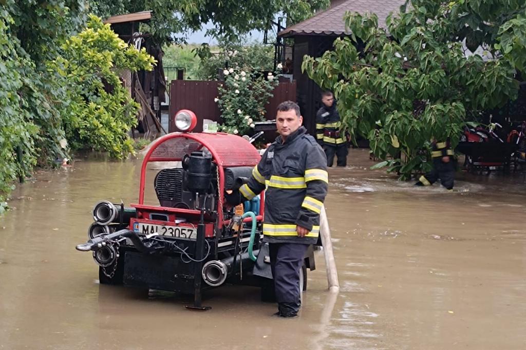 Ploile au făcut din nou ravagii în noaptea care a trecut. Mai multe gospodării au fost inundate la Păulești și Filipeștii de Târg