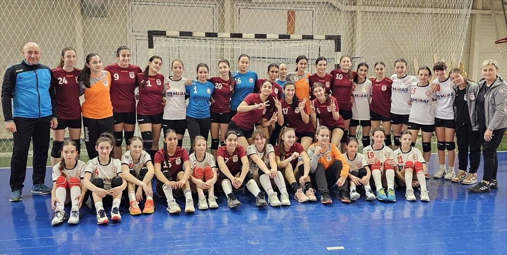Un util și spectaculos meci amical de handbal feminin între CS Câmpina și Rapid București