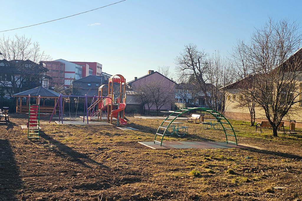 A fost amenajat un loc de joacă pe terenul de lângă școala de pe Strada Golești