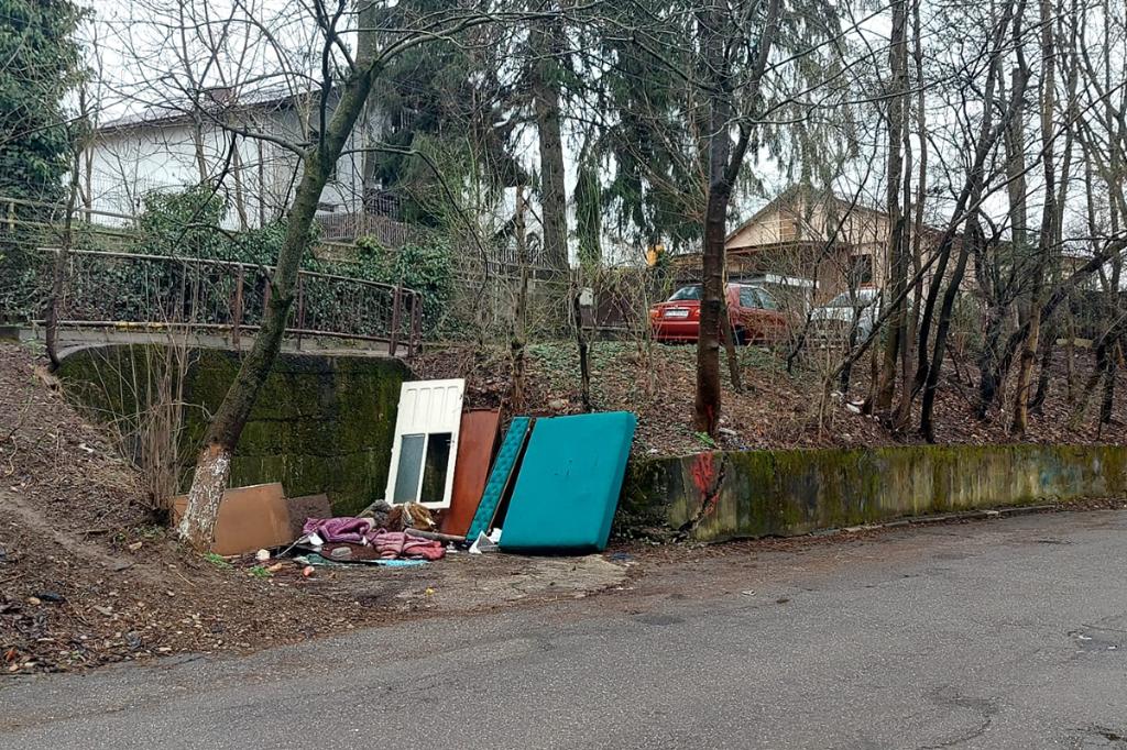 Pe Strada Ion Câmpineanu, un spațiu a devenit rampă de gunoi ad-hoc