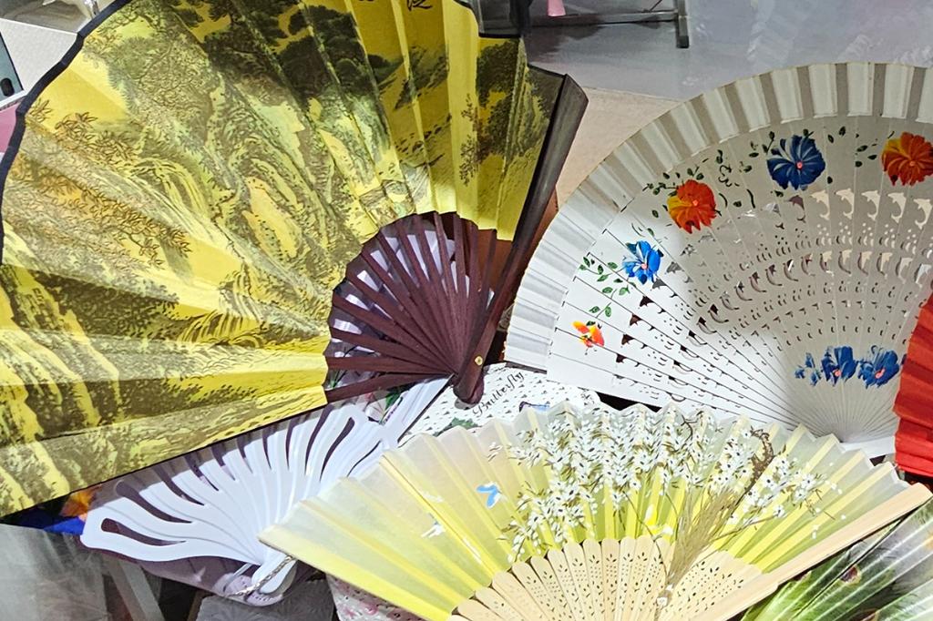 Evantaie pentru... caniculă, ceasuri pentru... trecerea timpului - la Magazinul INA din Complexul Comercial Mercantis