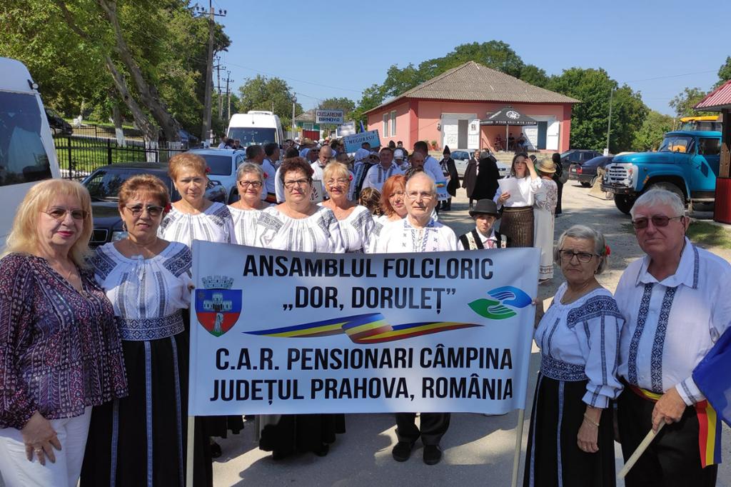 Grupul vocal folcloric al CAR Pensionari Câmpina a fost la Lipnic, în Moldova, la un festival