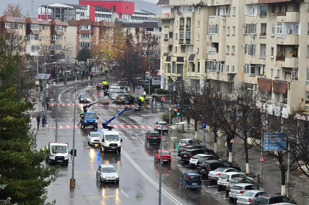 La Câmpina a început montarea instalațiilor de iluminat pentru sărbători