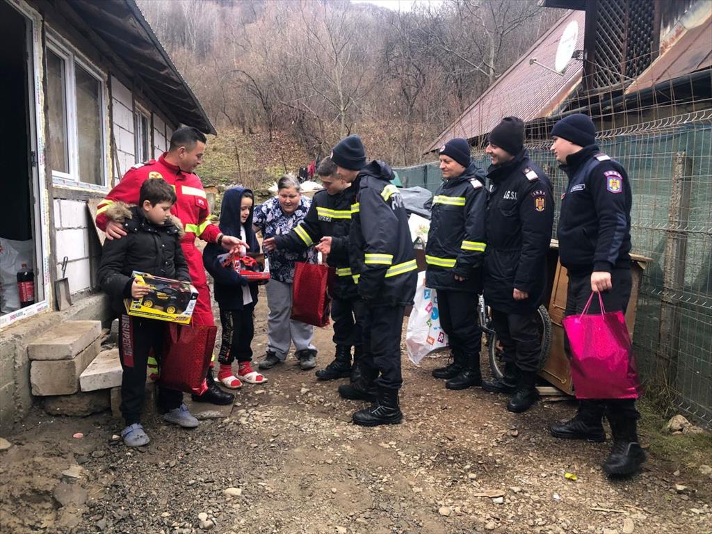 Pompierii din Câmpina au dus daruri unei familii cu doi copii din Telega, căreia i-a ars casa în acest an